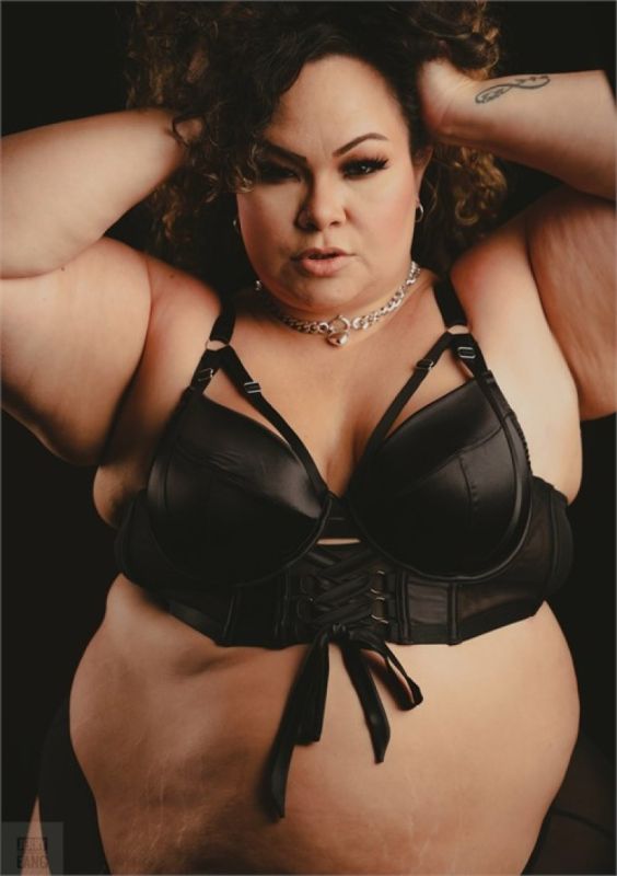 拉丁裔豐滿美女 Vicky Plush 為 Jay Playhard 清理黑屌