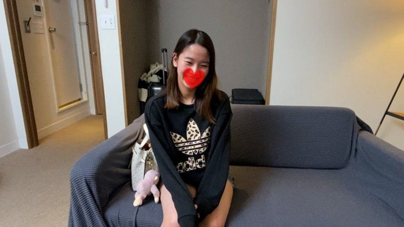 喜歡口交的小巧19歲已婚妻子，像蒼井優似的，用自慰棒深喉，眼淚汪汪也要再次含入，是個變態的受虐狂。