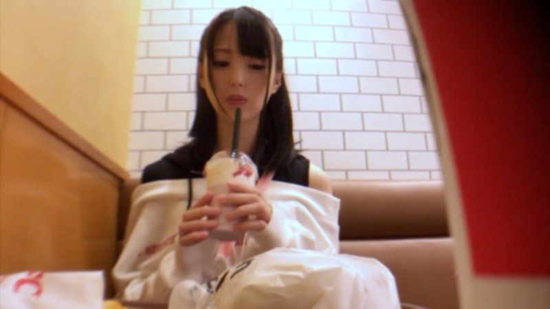 史上最可愛的大學生18歲。雖然滿身愛液噴水到高潮，但中出時卻暴怒放空