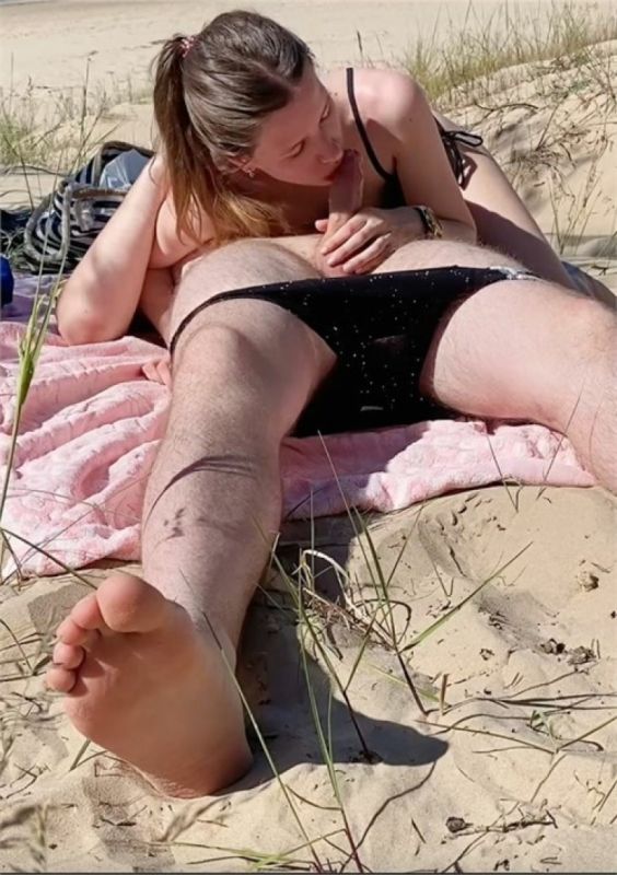 在海灘上喝光每一滴水