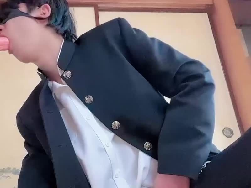 当我给我调皮的朋友看一只大鸡巴时他得到了意想不到的反应