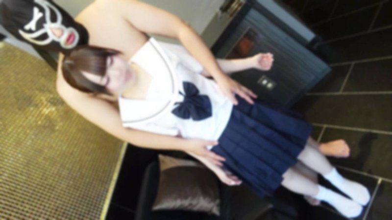 【お宝第二弾】アイドルデビュー直前。白くて細いち./.い.さ./なカラダ。制服姿に興奮したオトコのチンポでぽっかり開いた狭い膣穴に注ぎ込まれる白い液体。