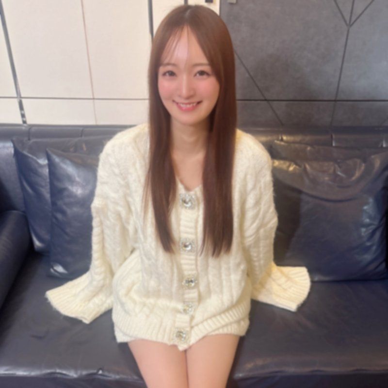 拥有天赋巨乳、身材姣好且皮肤白皙的美丽身躯，是一位小恶魔般的爆美女。她的真实身份竟然是前艺人经纪人。被多次注入精液而爽到发疯的模样，绝对值得一看！