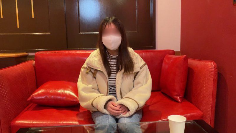 經驗不多的大學生20歳。對她不常被抽插的陰道插入肉棒後，由於疼痛過度而扭曲的臉蛋、持續抽插對待她當成炮友