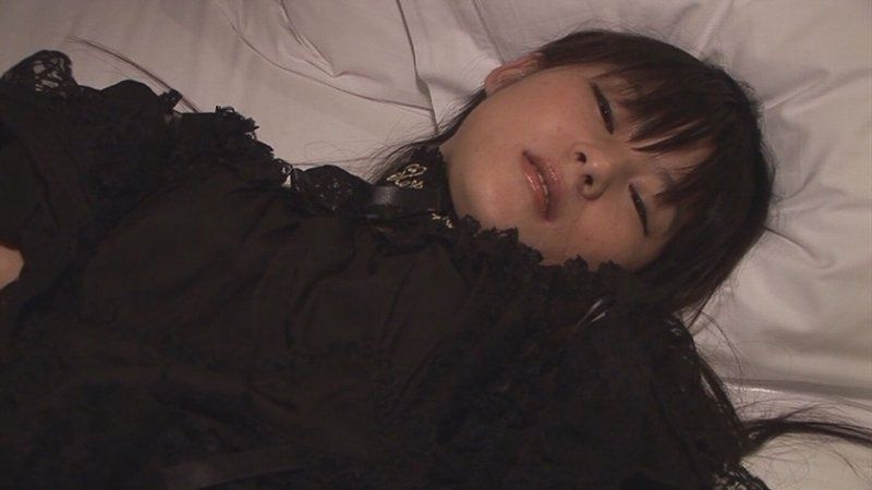 穿著哥特風格服裝的神秘微笑可愛不思議女孩進行內射性愛！