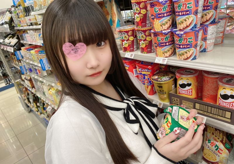 幼さが残る18才の黒髪清楚の女の子。 夢の為にAV撮影、はじめての中出しまで